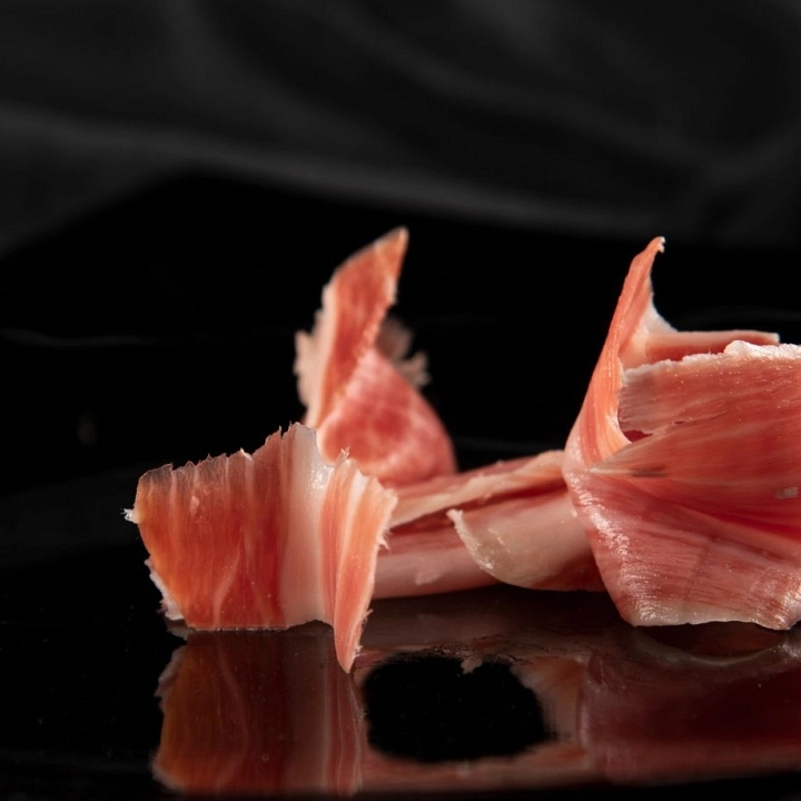 Fina loncha de jamón ibérico El Catedrático, cortado a cuchillo por un maestro jamonero