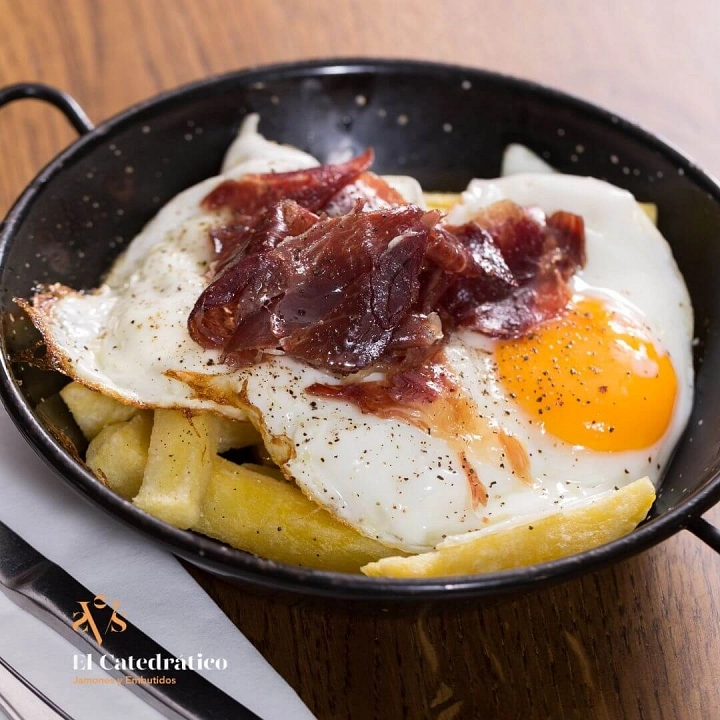 Huevos rotos con jamón y patatas