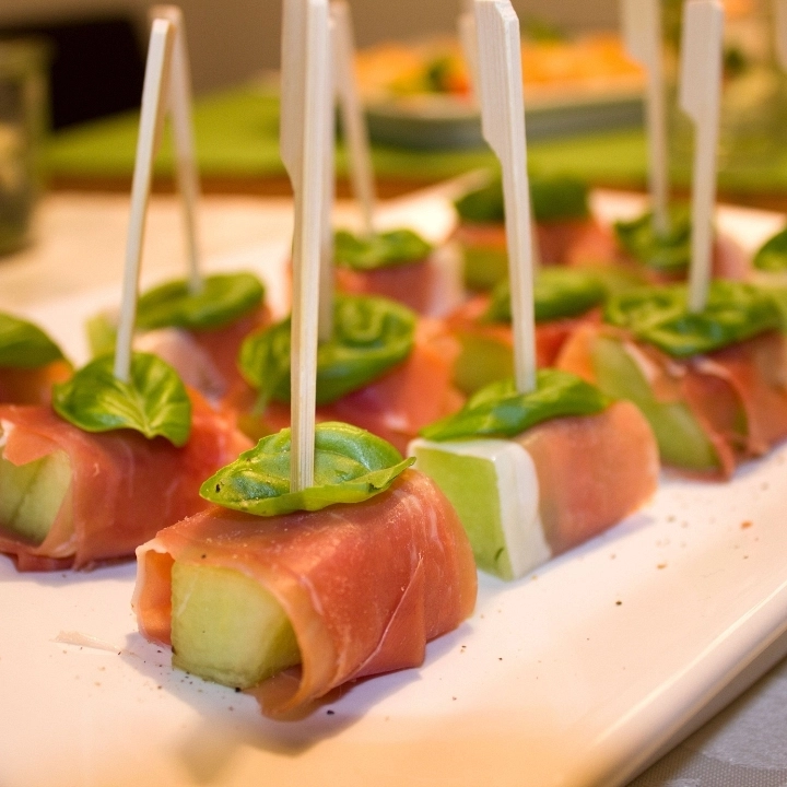 Presentación jamón con melón: Brochetas de jamón con melón y hojas de menta
