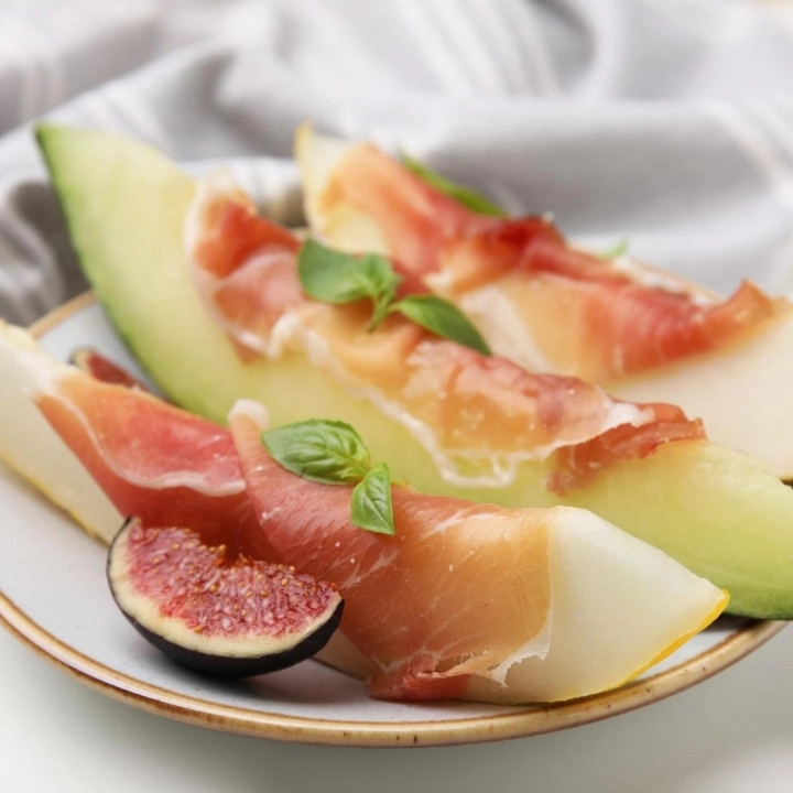 Presentación jamón con melón: Presentación gourmet con higos y melón
