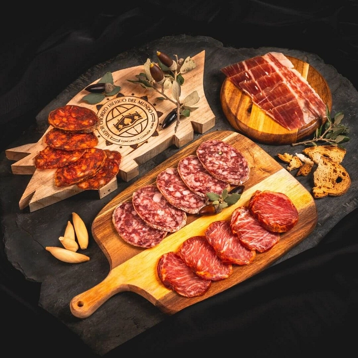 Tabla de embutidos para navidad decorada con bellotas y hojas de encina.