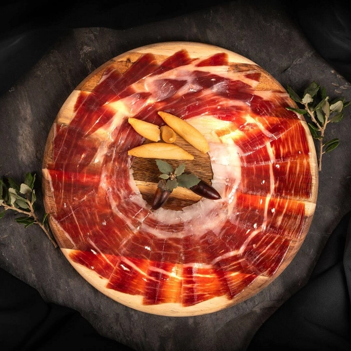 Tabla de jamón para mesas de navidad. Tabla en formato circular de madera y decorada con bellotas.