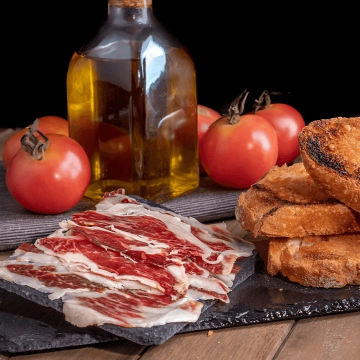Tosta de jamón ibérico y tomate